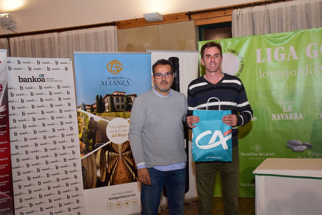 Entrega de premios a los ganadores del Torneo Bodegas Altanza, de la Liga de Golf y Vino de lomejordelvinoderioja.com.