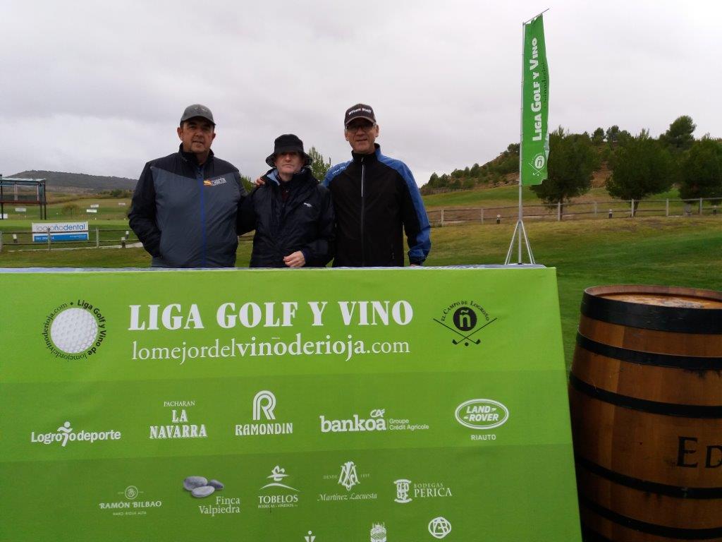 Los jugadores posan minutos antes de comenzar la jornada de golf.
