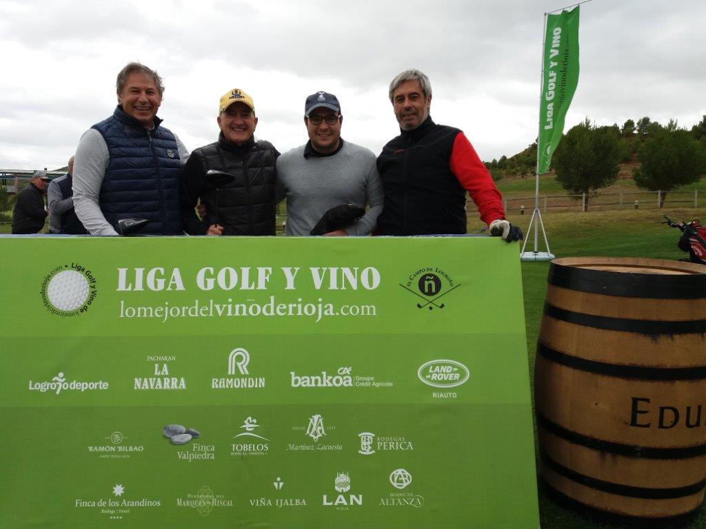 Los jugadores posan minutos antes de comenzar la jornada de golf.