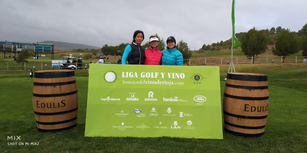 Los jugadores posan minutos antes de comenzar la jornada de golf.