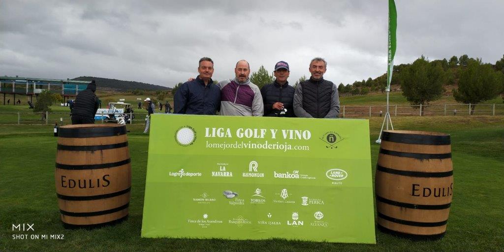 Los jugadores posan minutos antes de comenzar la jornada de golf.