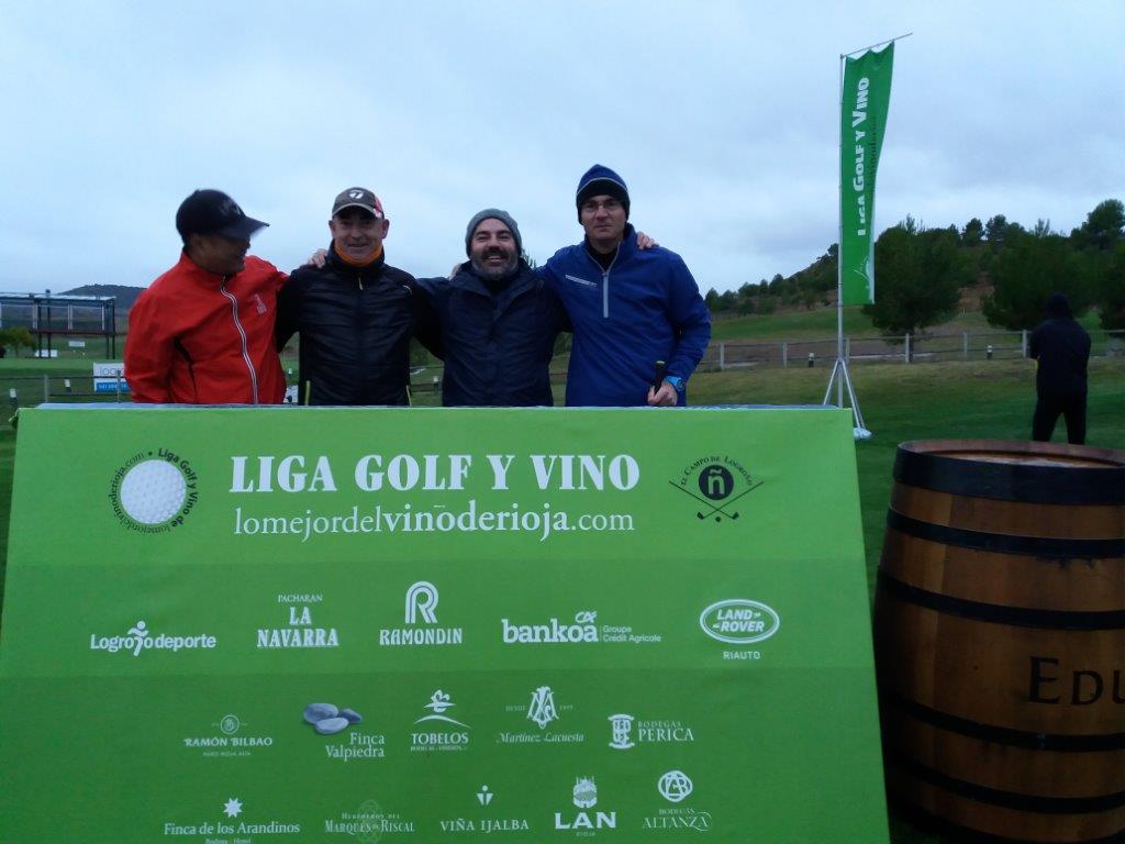 Los jugadores posan minutos antes de comenzar la jornada de golf.