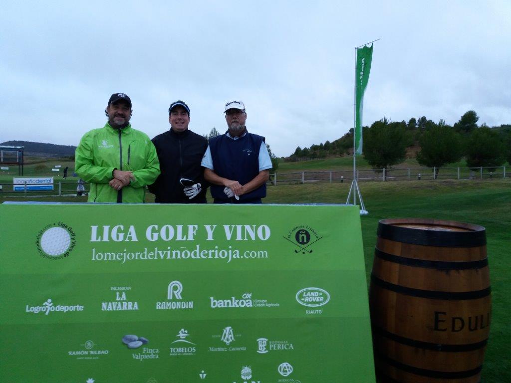 Los jugadores posan minutos antes de comenzar la jornada de golf.