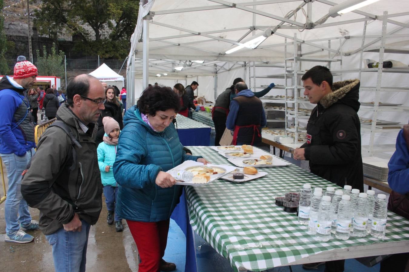 Las XXI Jornadas del Queso de Munilla atraen a cientos de personas pese al frío