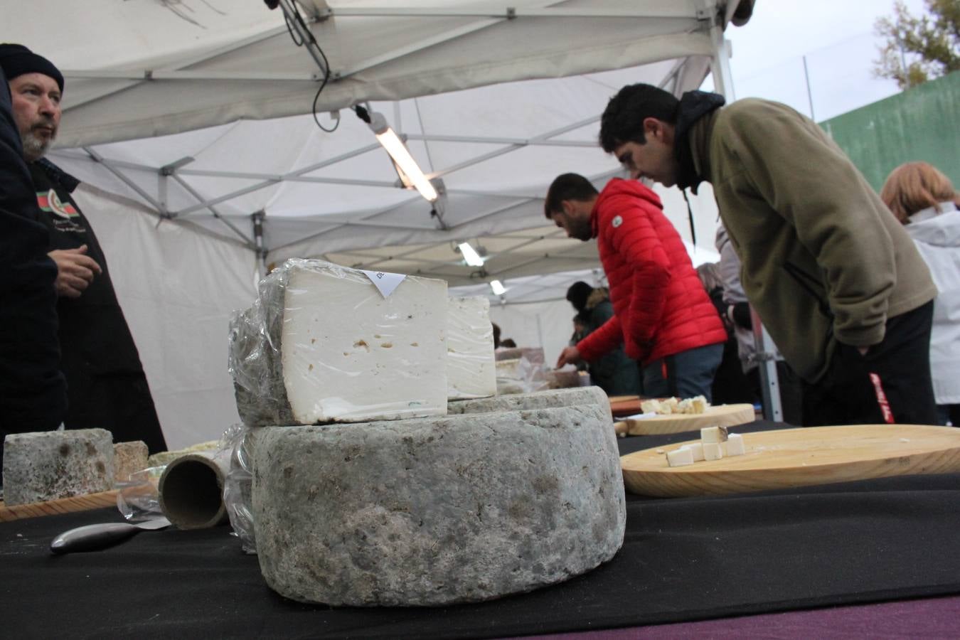 Las XXI Jornadas del Queso de Munilla atraen a cientos de personas pese al frío