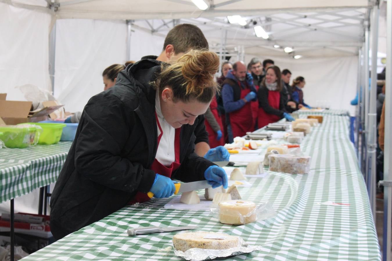 Las XXI Jornadas del Queso de Munilla atraen a cientos de personas pese al frío