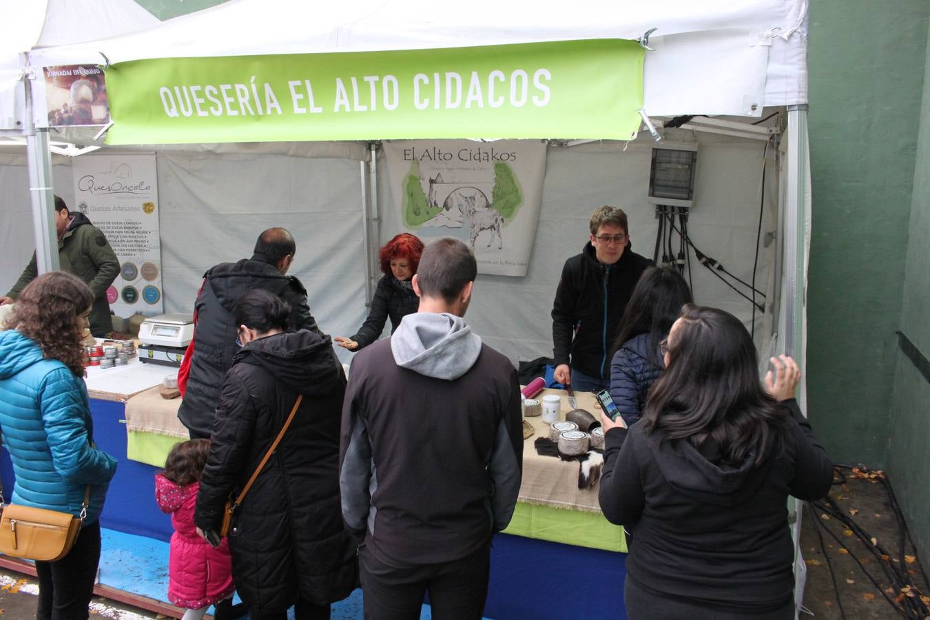 Las XXI Jornadas del Queso de Munilla atraen a cientos de personas pese al frío