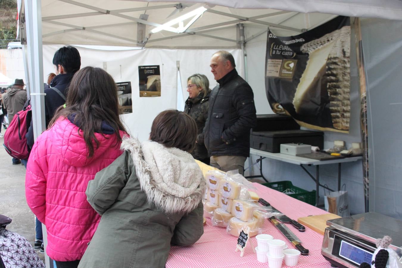 Las XXI Jornadas del Queso de Munilla atraen a cientos de personas pese al frío