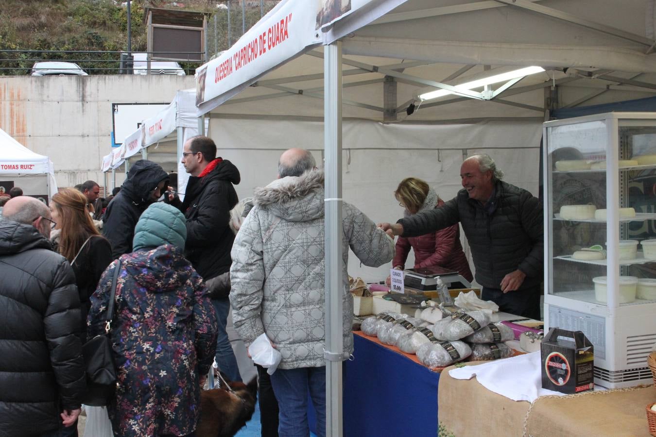 Las XXI Jornadas del Queso de Munilla atraen a cientos de personas pese al frío