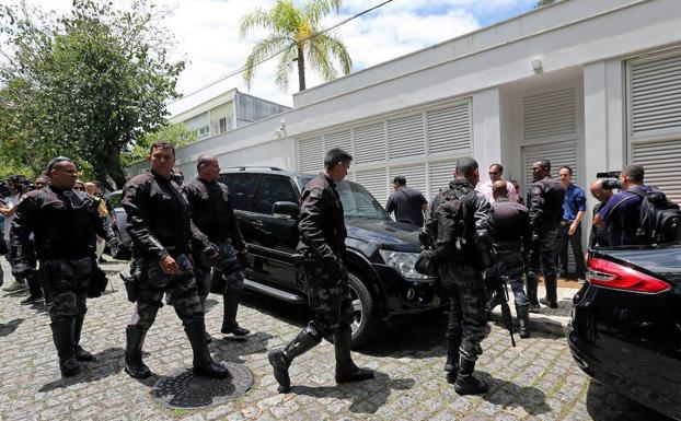 Una fuerte vigilancia policial presidió el encuentro que celebraron este martes en Río de Janeiro Bolsonaro y Guedes.