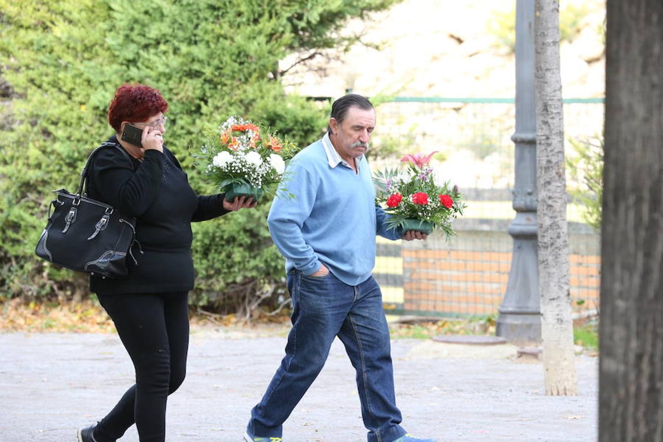 Aroma de flores en Logroño para preparar la visita al cementerio. El recuerdo de los seres queridos se exterioriza con los coloridos ramos y para conmemorar el Día de Todos los Santos este jueves.