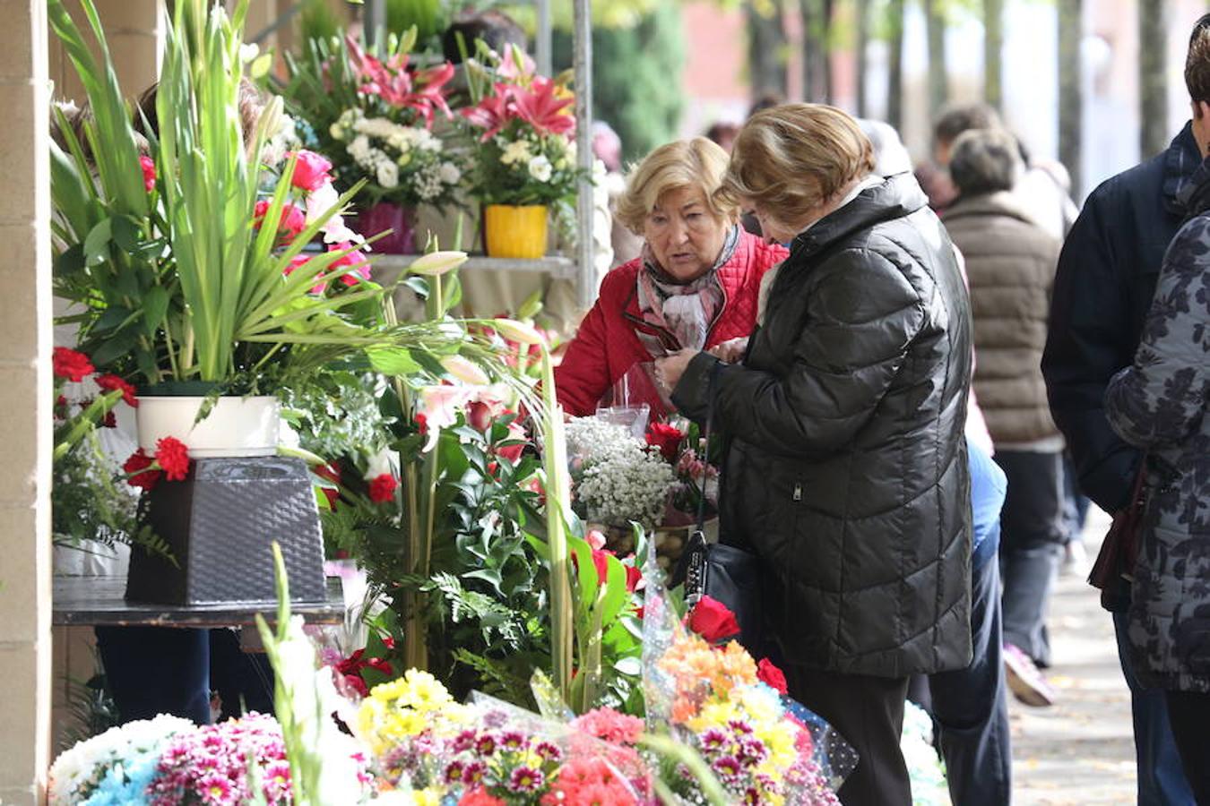 Aroma de flores en Logroño para preparar la visita al cementerio. El recuerdo de los seres queridos se exterioriza con los coloridos ramos y para conmemorar el Día de Todos los Santos este jueves.