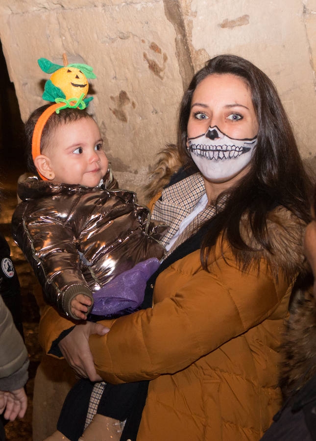 Santo Domingo de la Calzada ha celebrado la noche de difuntos con los niños, que al final han sido los que mejor lo han pasado, no en vano los disfraces y las caritas pintadas siempre dan un lustre especial a la jornada previa al Día de Todos los Santos.