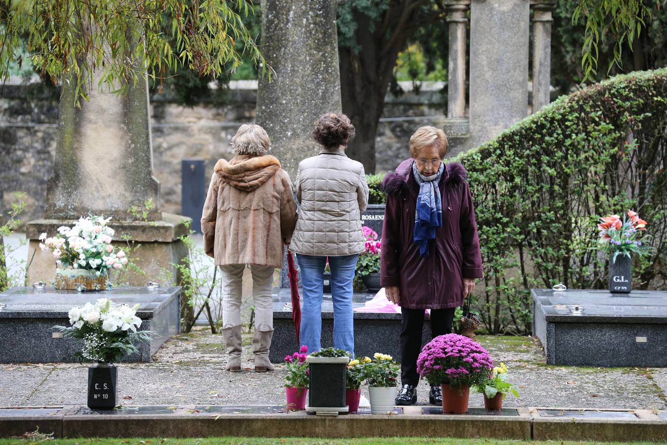 Decenas de logroñeses adornan con flores las tumbas de sus seres queridos con motivo del Día de Todos los Santos.
