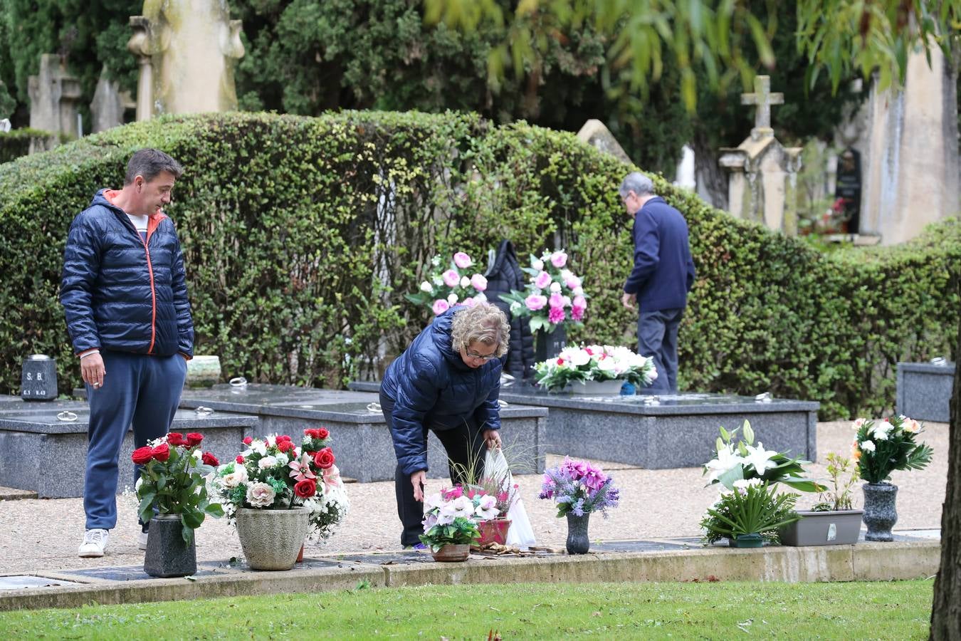 Decenas de logroñeses adornan con flores las tumbas de sus seres queridos con motivo del Día de Todos los Santos.