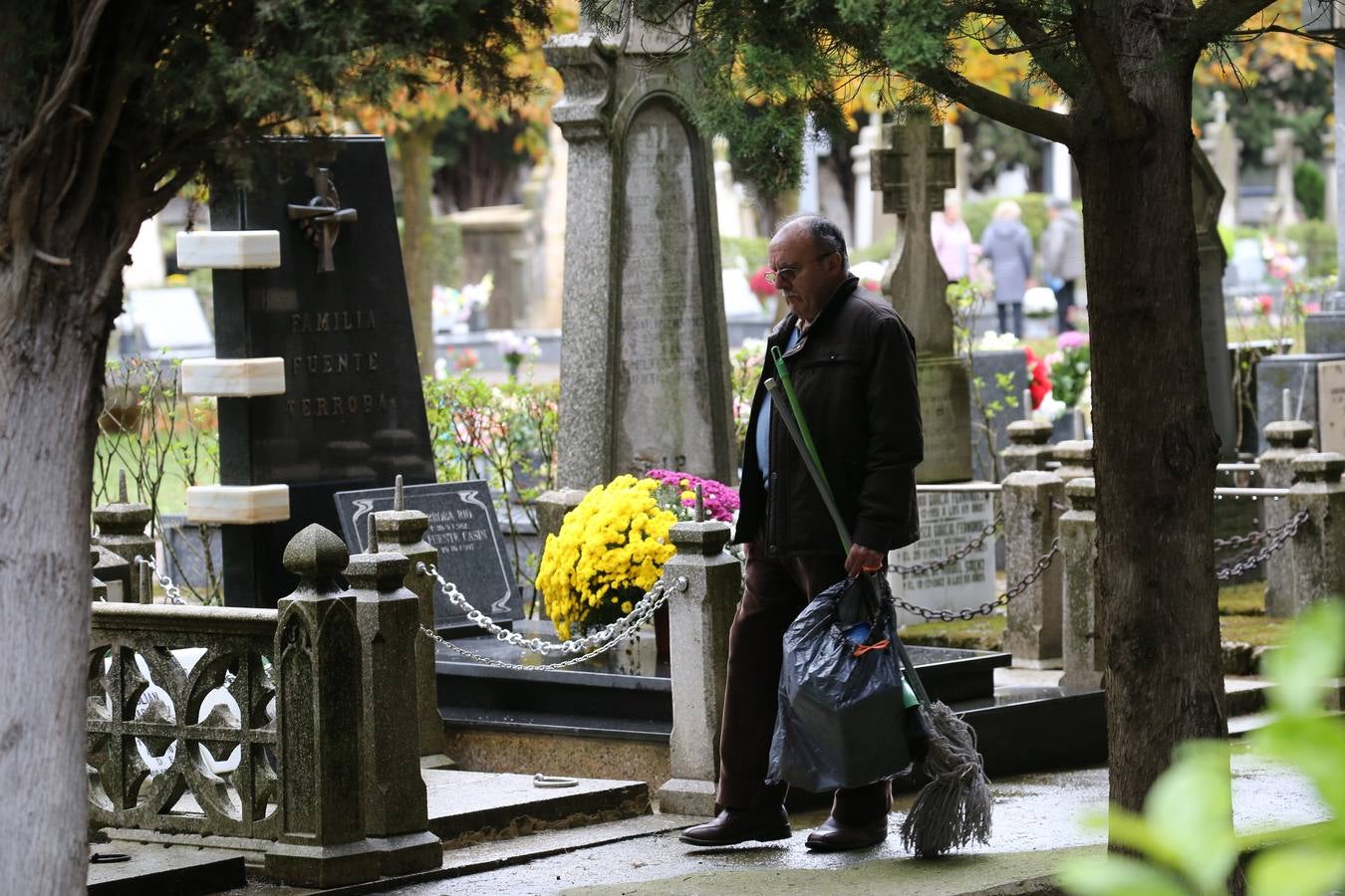 Decenas de logroñeses adornan con flores las tumbas de sus seres queridos con motivo del Día de Todos los Santos.