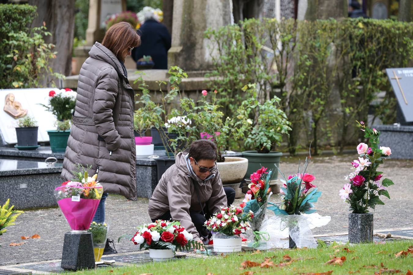 Decenas de logroñeses adornan con flores las tumbas de sus seres queridos con motivo del Día de Todos los Santos.