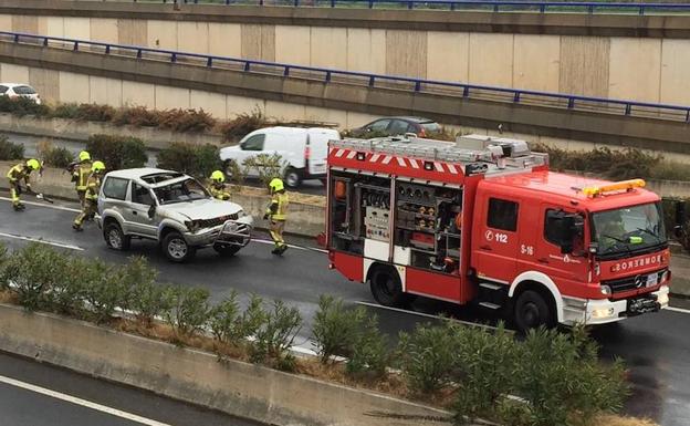 Los bomberos de Logroño trabajan en la retirada del vehículo accidentado. 