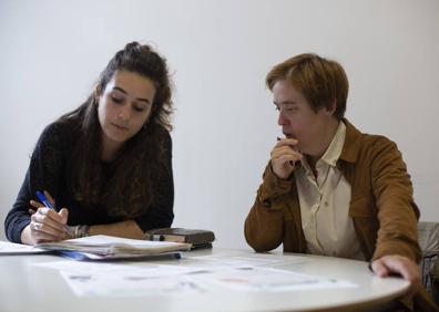 Imagen secundaria 1 - Metro, reuniones y trabajo con responsabilidad en una gran empresa. En su día a día, Marta Díaz lleva una vida inegrada en la sociedad y disfruta de autonomía.