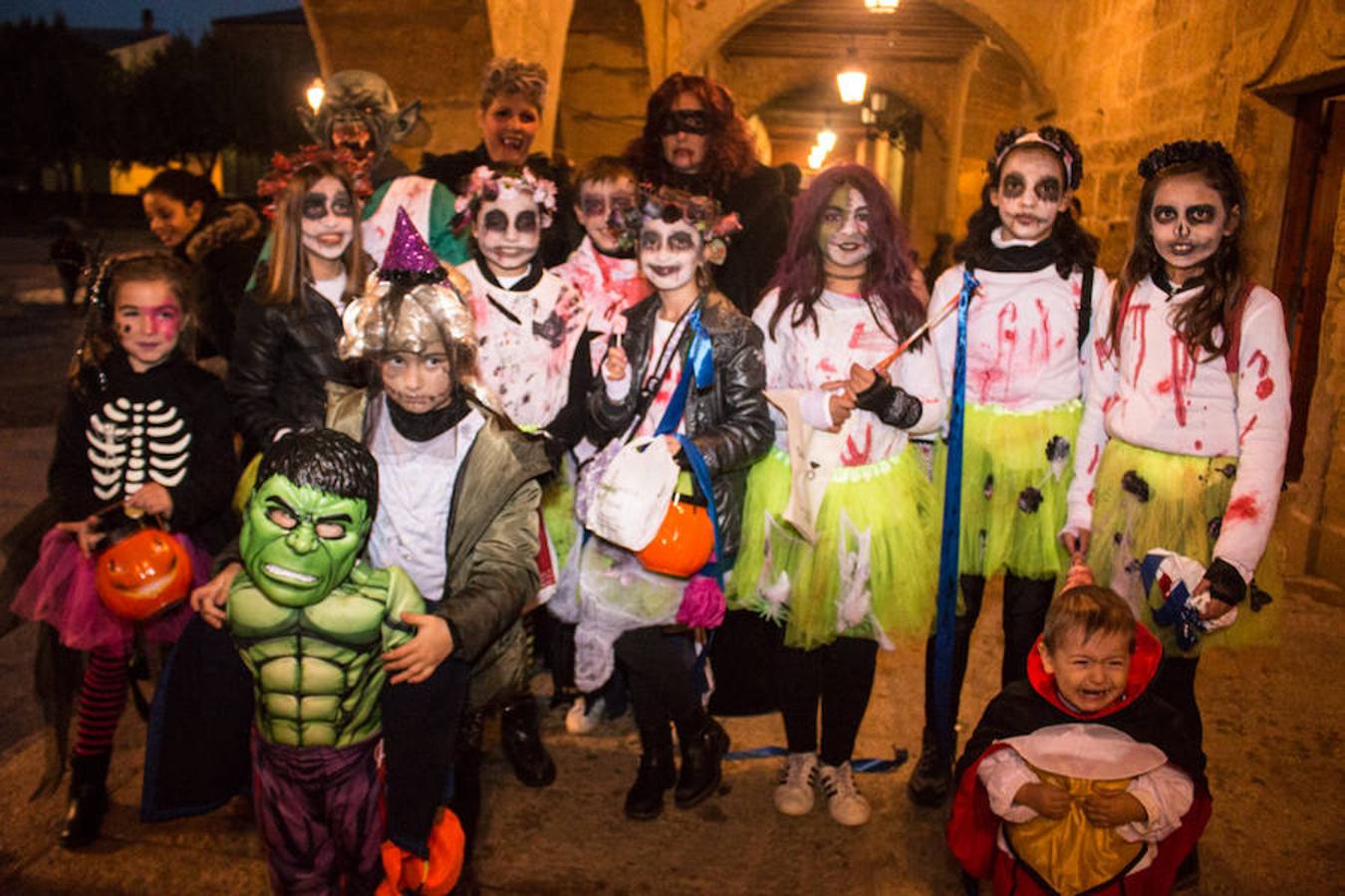 Santo Domingo de la Calzada ha celebrado la noche de difuntos con los niños, que al final han sido los que mejor lo han pasado, no en vano los disfraces y las caritas pintadas siempre dan un lustre especial a la jornada previa al Día de Todos los Santos.