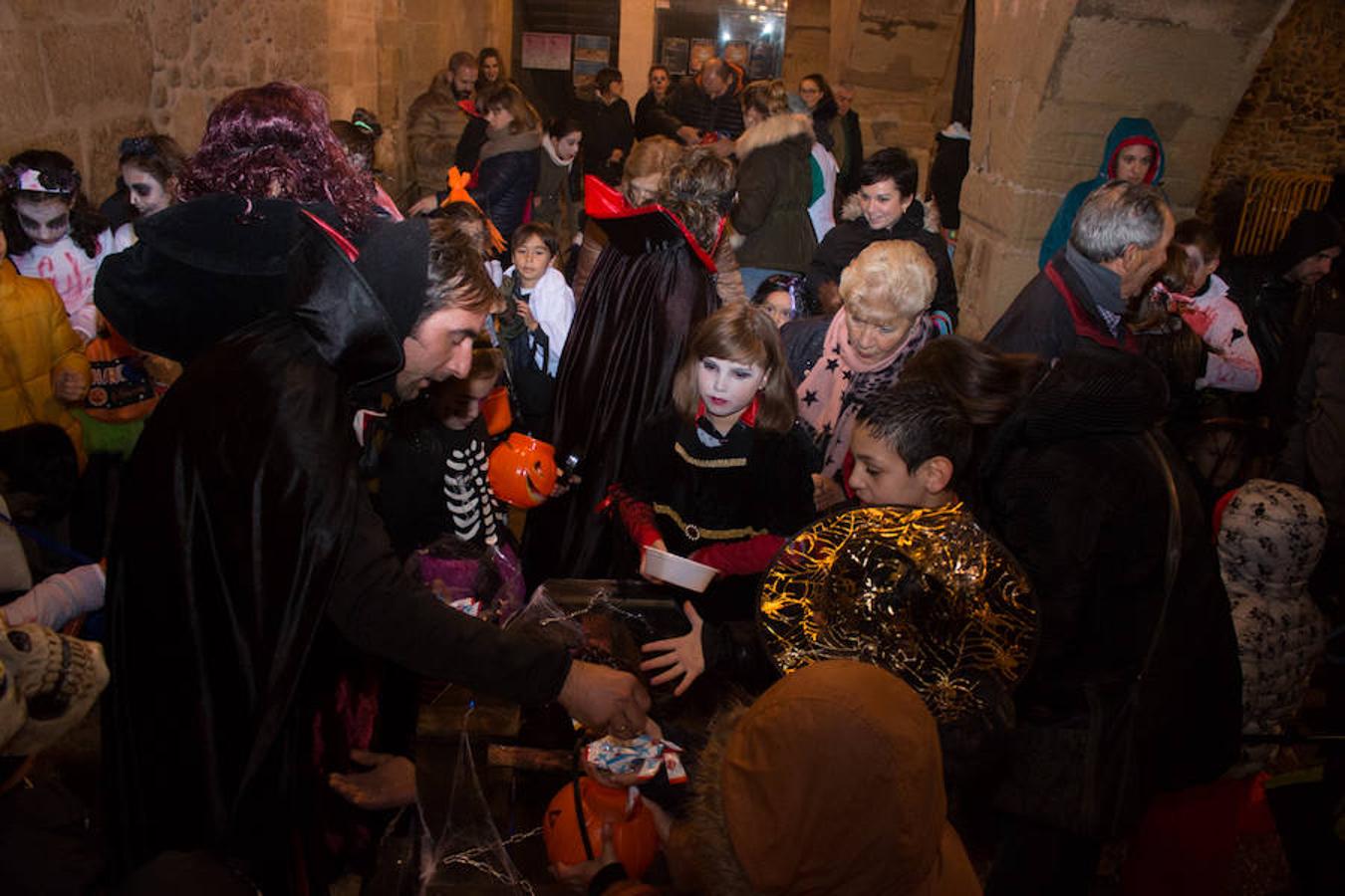 Santo Domingo de la Calzada ha celebrado la noche de difuntos con los niños, que al final han sido los que mejor lo han pasado, no en vano los disfraces y las caritas pintadas siempre dan un lustre especial a la jornada previa al Día de Todos los Santos.