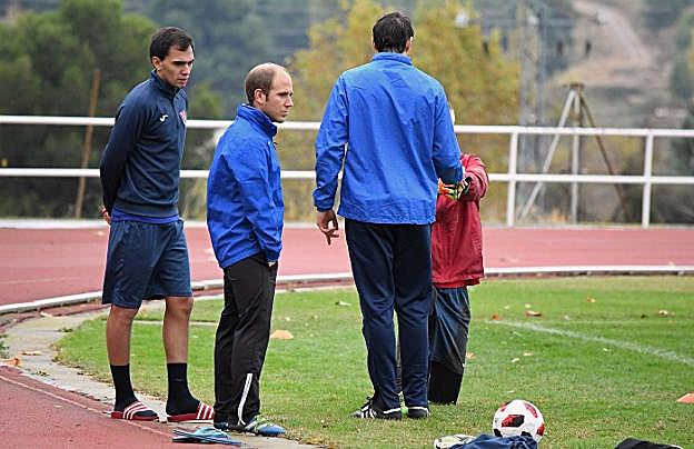 Yasin observa el entrenamiento del día de ayer 