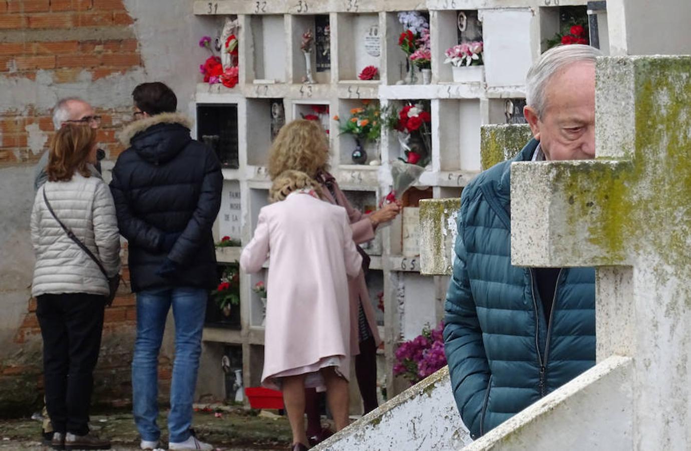 Los vecinos de Santo Domingo han rendido visita al cementerio para recordar y visibilizar el recuerdo de sus seres queridos. Unas flores, la limpieza de unas letras talladas en el mármol y el encuentro con familiares y amigos en una jornada muy especial como es la del Día de Todos los Santos.