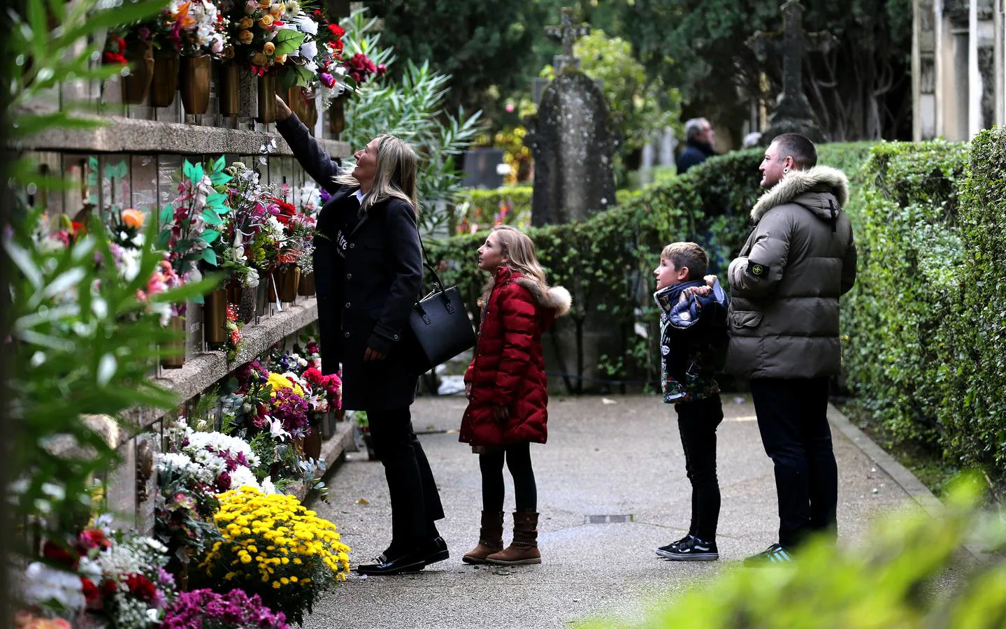 El cementerio de Logroño ha recibido decenas de visitas con motivo del Día de Todos los Santos.