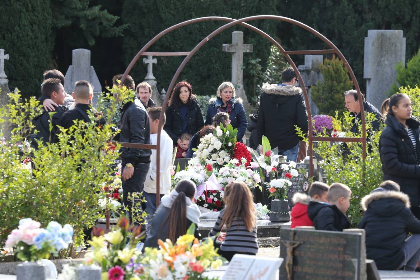 El cementerio de Logroño ha recibido decenas de visitas con motivo del Día de Todos los Santos.