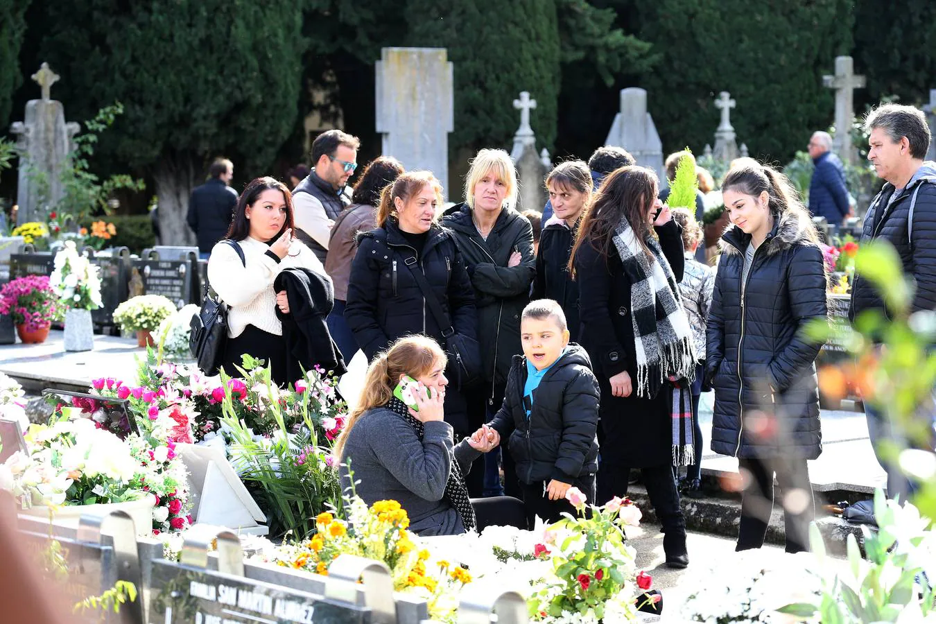 El cementerio de Logroño ha recibido decenas de visitas con motivo del Día de Todos los Santos.