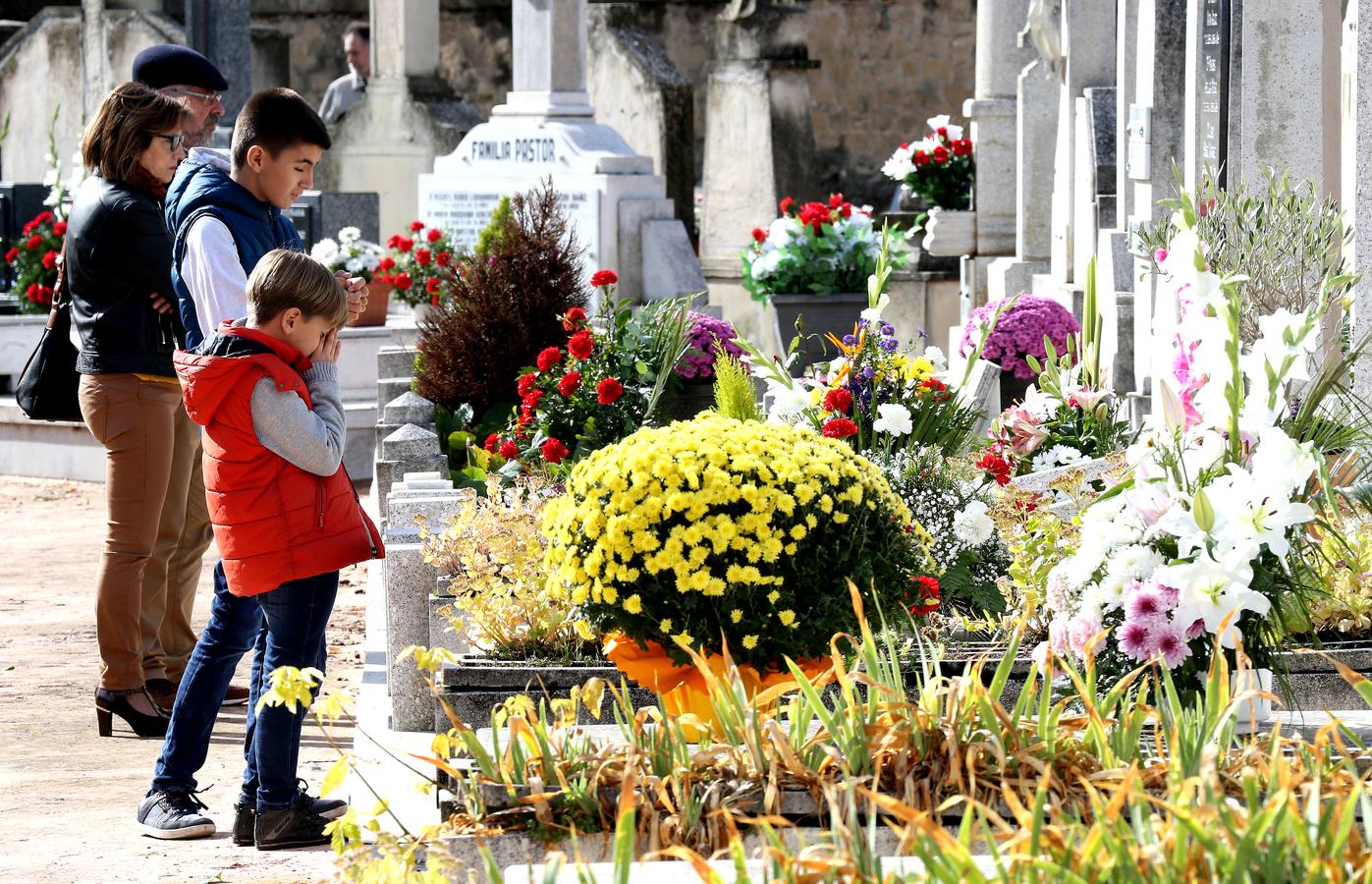 El cementerio de Logroño ha recibido decenas de visitas con motivo del Día de Todos los Santos.