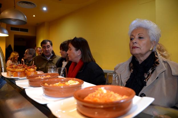 Las cazuelillas son las 'reinas' de las barras. :: i.á. 