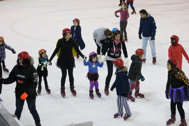   'Miedo en Lobete'. Terroríficos disfraces patinaron ayer en la pista de hielo logroñesa, con afluencia de jóvenes, niños y familias.