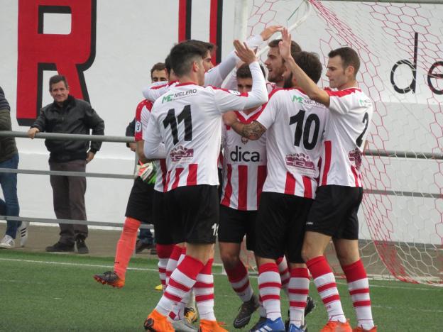 Los rinconeros celebraron la goleada ante el Calasancio. 