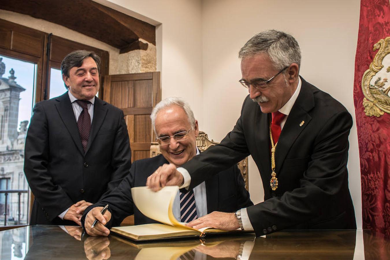 El presidente del Gobierno de La Rioja, José Ignacio Ceniceros, participa en la inauguración del edificio del Corregimiento, tras las obras de rehabilitación.