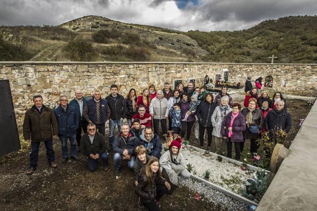 Los hijos de Luezas y el alcalde del municipio de Soto posan en el cementerio de la aldea camerana. 