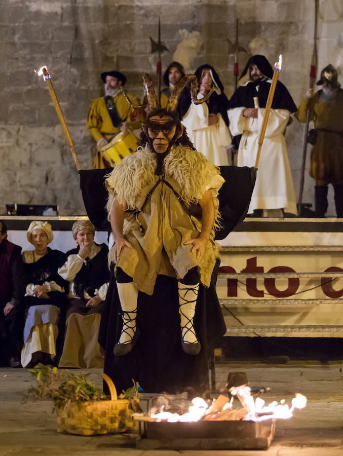 La recreación del Auto de fe de 1610, que se completa hoy con actos en el Casco Antiguo, incluyó ayer la representación de un aquelarre y la quema de las brujas de Zugarramurdi