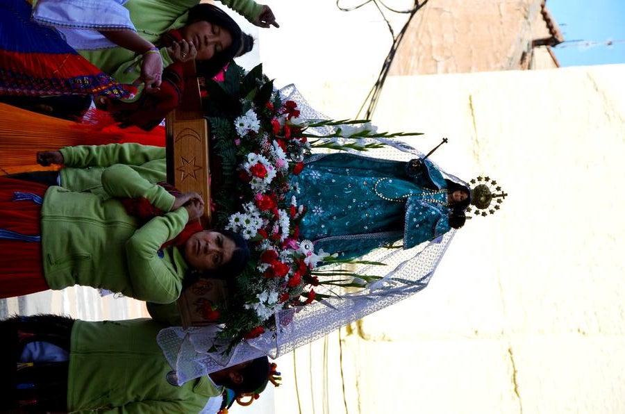 Esta virgen es una de las veneradas por todo Ecuador. Aún en el exterior, los migrantes ecuatorianos continúan celebrando su fiesta. La comunidad ecuatoriana de Calahorra ha celebrado esta fiesta hoy sábado por la mañana con una misa en la parroquia de Santiago y una procesión, en la que han lucido los típicos trajes de payasos y otras vestimentas de la región.
