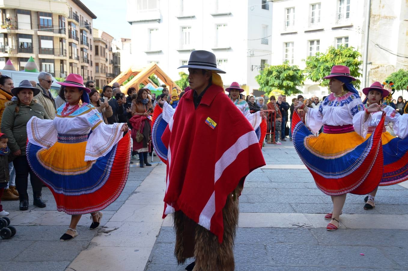 Esta virgen es una de las veneradas por todo Ecuador. Aún en el exterior, los migrantes ecuatorianos continúan celebrando su fiesta. La comunidad ecuatoriana de Calahorra ha celebrado esta fiesta hoy sábado por la mañana con una misa en la parroquia de Santiago y una procesión, en la que han lucido los típicos trajes de payasos y otras vestimentas de la región.