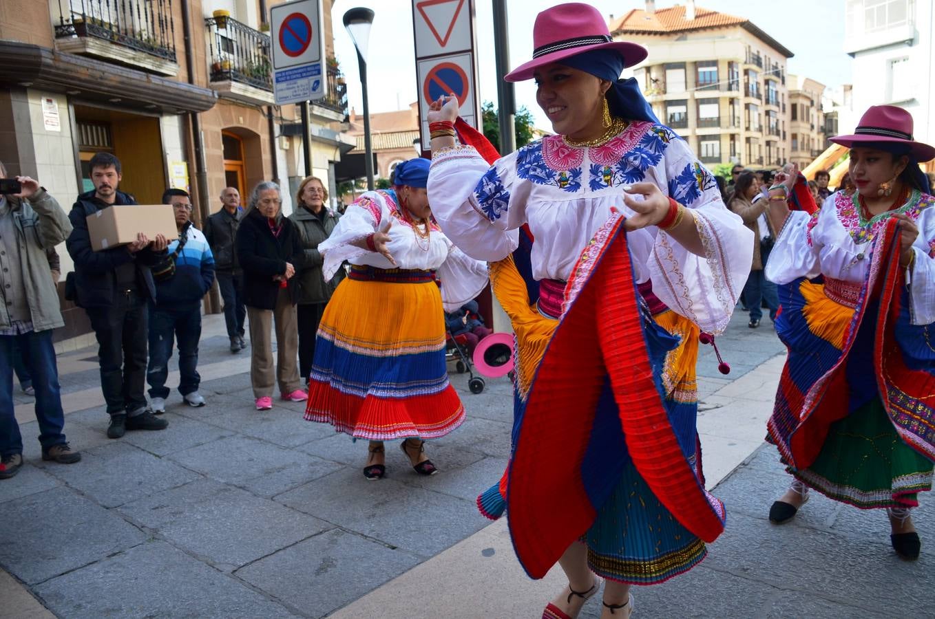 Esta virgen es una de las veneradas por todo Ecuador. Aún en el exterior, los migrantes ecuatorianos continúan celebrando su fiesta. La comunidad ecuatoriana de Calahorra ha celebrado esta fiesta hoy sábado por la mañana con una misa en la parroquia de Santiago y una procesión, en la que han lucido los típicos trajes de payasos y otras vestimentas de la región.