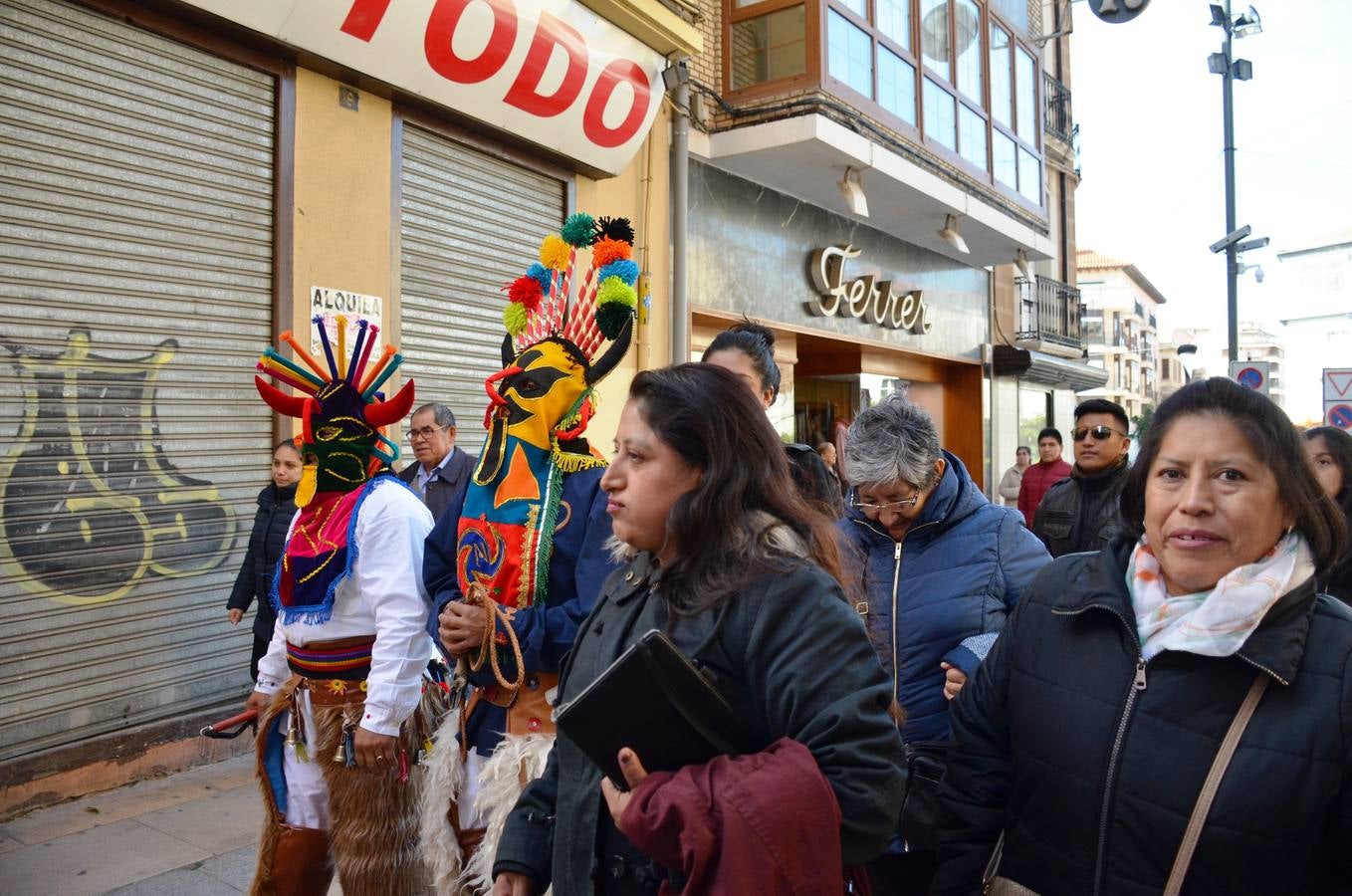 Esta virgen es una de las veneradas por todo Ecuador. Aún en el exterior, los migrantes ecuatorianos continúan celebrando su fiesta. La comunidad ecuatoriana de Calahorra ha celebrado esta fiesta hoy sábado por la mañana con una misa en la parroquia de Santiago y una procesión, en la que han lucido los típicos trajes de payasos y otras vestimentas de la región.