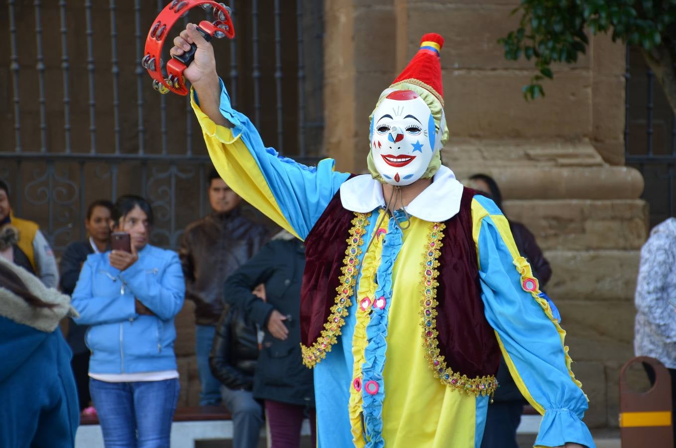 Esta virgen es una de las veneradas por todo Ecuador. Aún en el exterior, los migrantes ecuatorianos continúan celebrando su fiesta. La comunidad ecuatoriana de Calahorra ha celebrado esta fiesta hoy sábado por la mañana con una misa en la parroquia de Santiago y una procesión, en la que han lucido los típicos trajes de payasos y otras vestimentas de la región.
