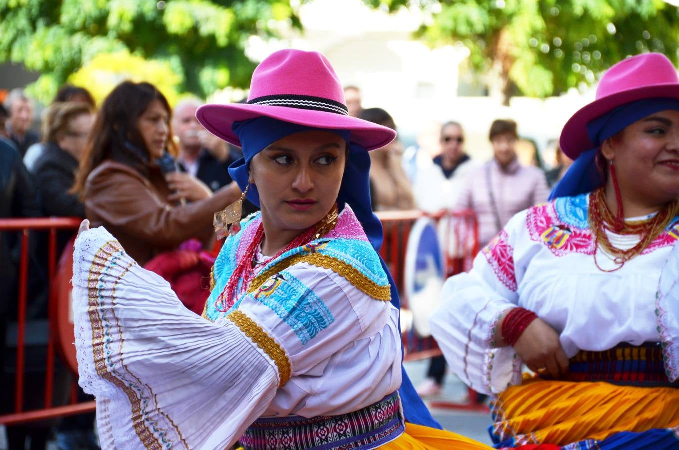 Esta virgen es una de las veneradas por todo Ecuador. Aún en el exterior, los migrantes ecuatorianos continúan celebrando su fiesta. La comunidad ecuatoriana de Calahorra ha celebrado esta fiesta hoy sábado por la mañana con una misa en la parroquia de Santiago y una procesión, en la que han lucido los típicos trajes de payasos y otras vestimentas de la región.