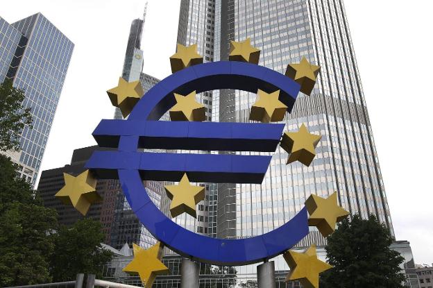 Fachada del Banco Central Europeo en Fráncfort con el logo del euro delante. :: AFP