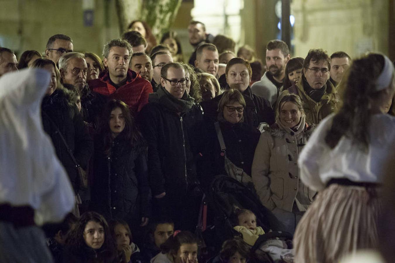 La recreación del Auto de fe de 1610, que se completa hoy con actos en el Casco Antiguo, incluyó ayer la representación de un aquelarre y la quema de las brujas de Zugarramurdi