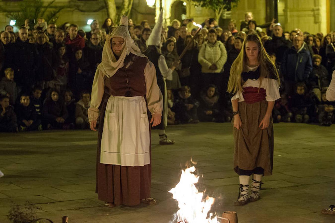 La recreación del Auto de fe de 1610, que se completa hoy con actos en el Casco Antiguo, incluyó ayer la representación de un aquelarre y la quema de las brujas de Zugarramurdi