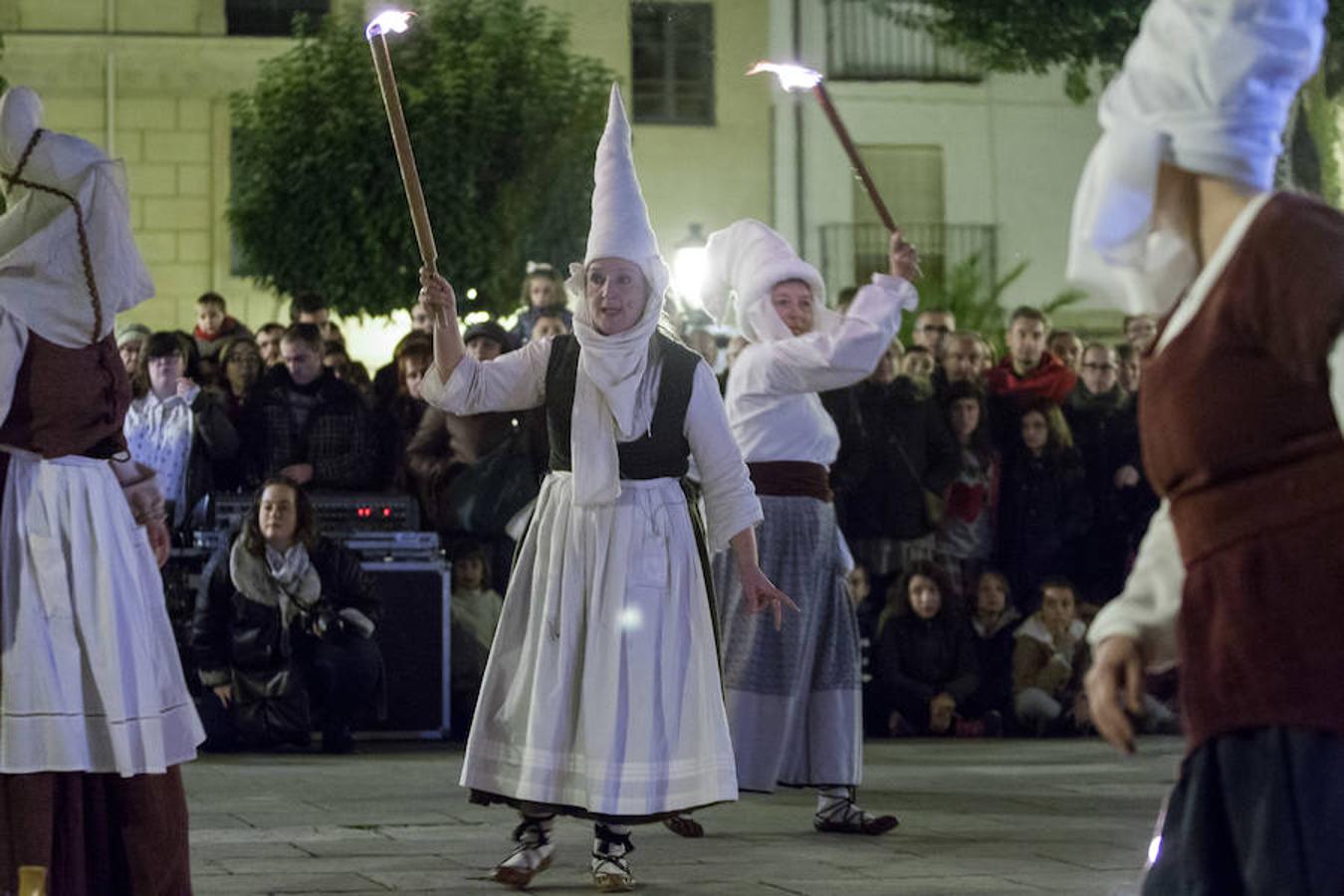 La recreación del Auto de fe de 1610, que se completa hoy con actos en el Casco Antiguo, incluyó ayer la representación de un aquelarre y la quema de las brujas de Zugarramurdi