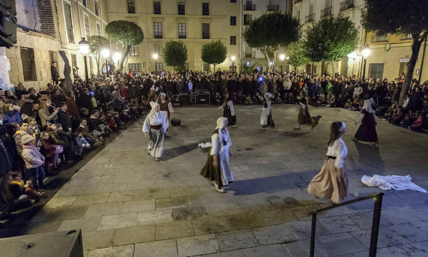 La recreación del Auto de fe de 1610, que se completa hoy con actos en el Casco Antiguo, incluyó ayer la representación de un aquelarre y la quema de las brujas de Zugarramurdi