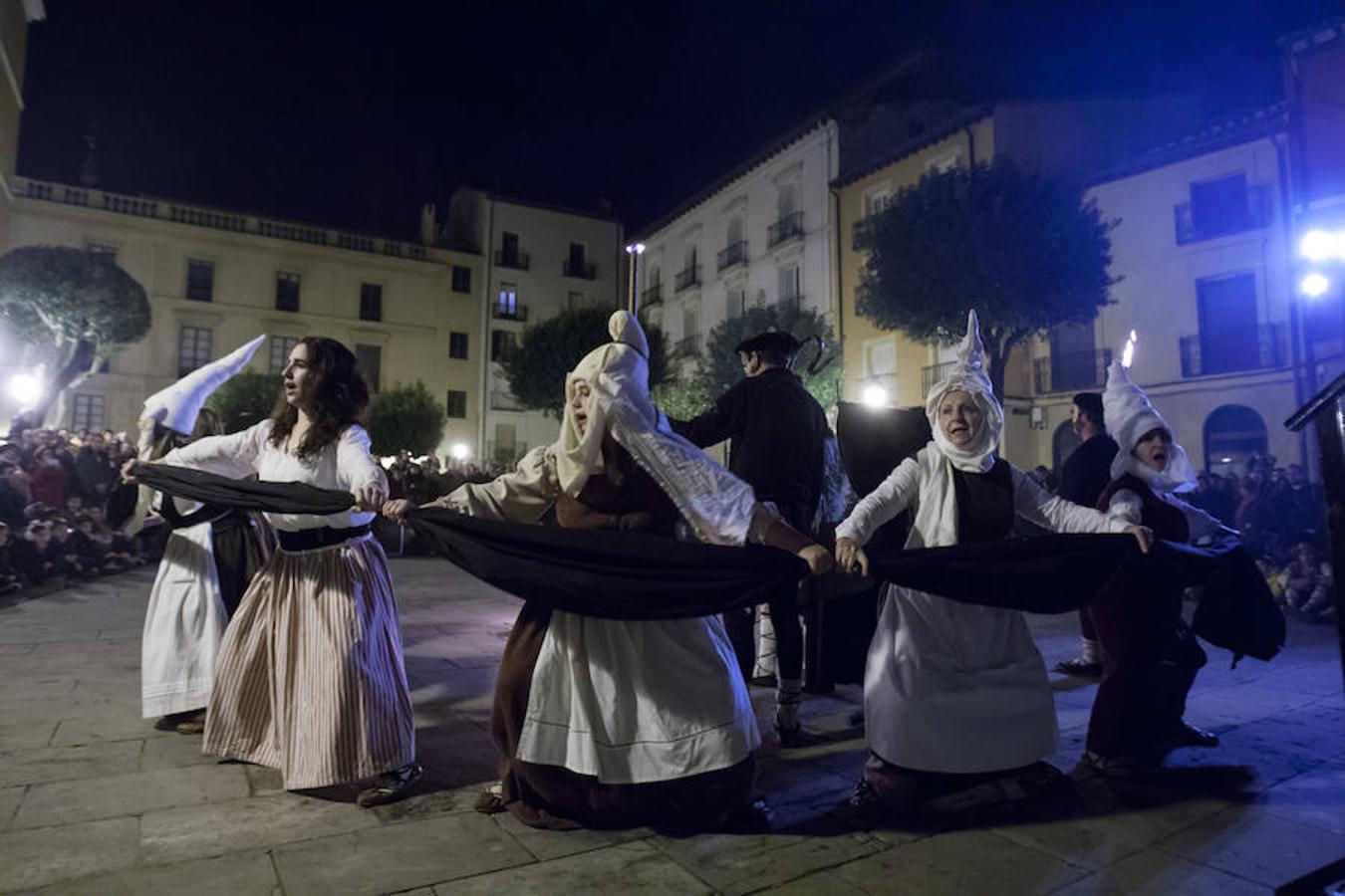 La recreación del Auto de fe de 1610, que se completa hoy con actos en el Casco Antiguo, incluyó ayer la representación de un aquelarre y la quema de las brujas de Zugarramurdi