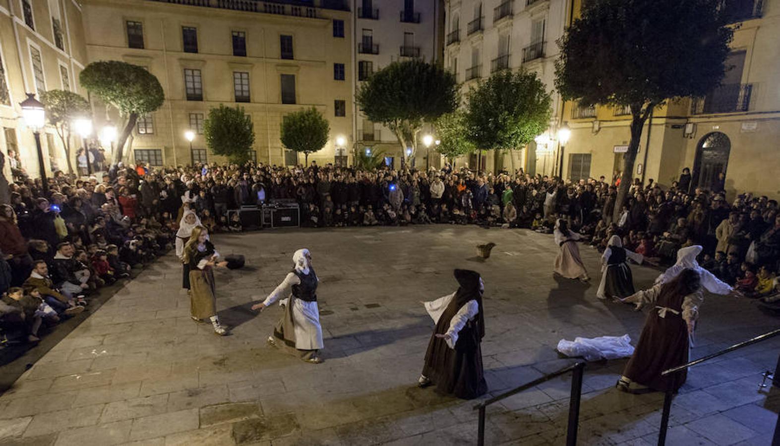 La recreación del Auto de fe de 1610, que se completa hoy con actos en el Casco Antiguo, incluyó ayer la representación de un aquelarre y la quema de las brujas de Zugarramurdi